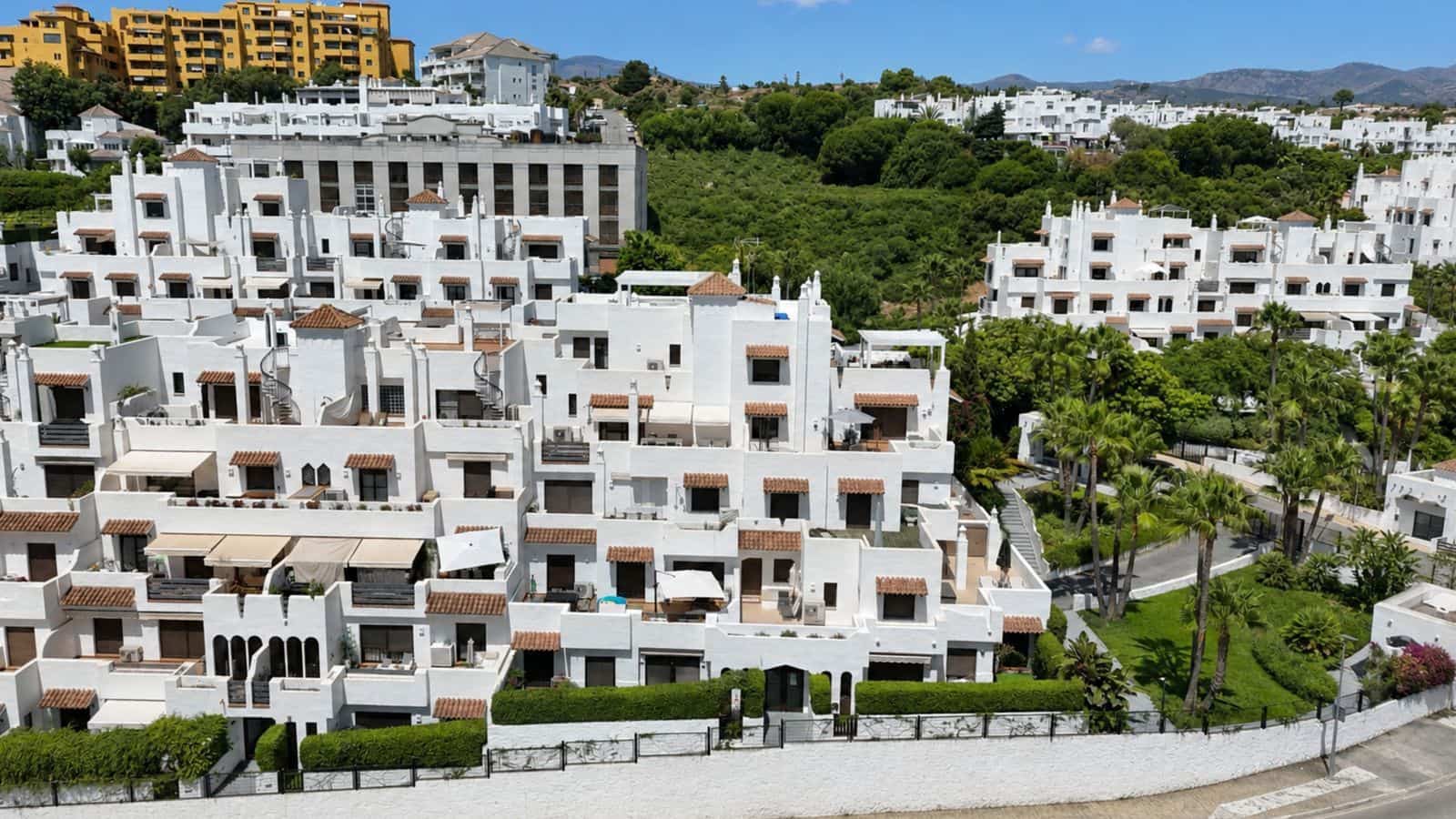 2 sovrum Lägenhet till salu i Estepona med pool garage - 370 000 € (Ref: 10035406)