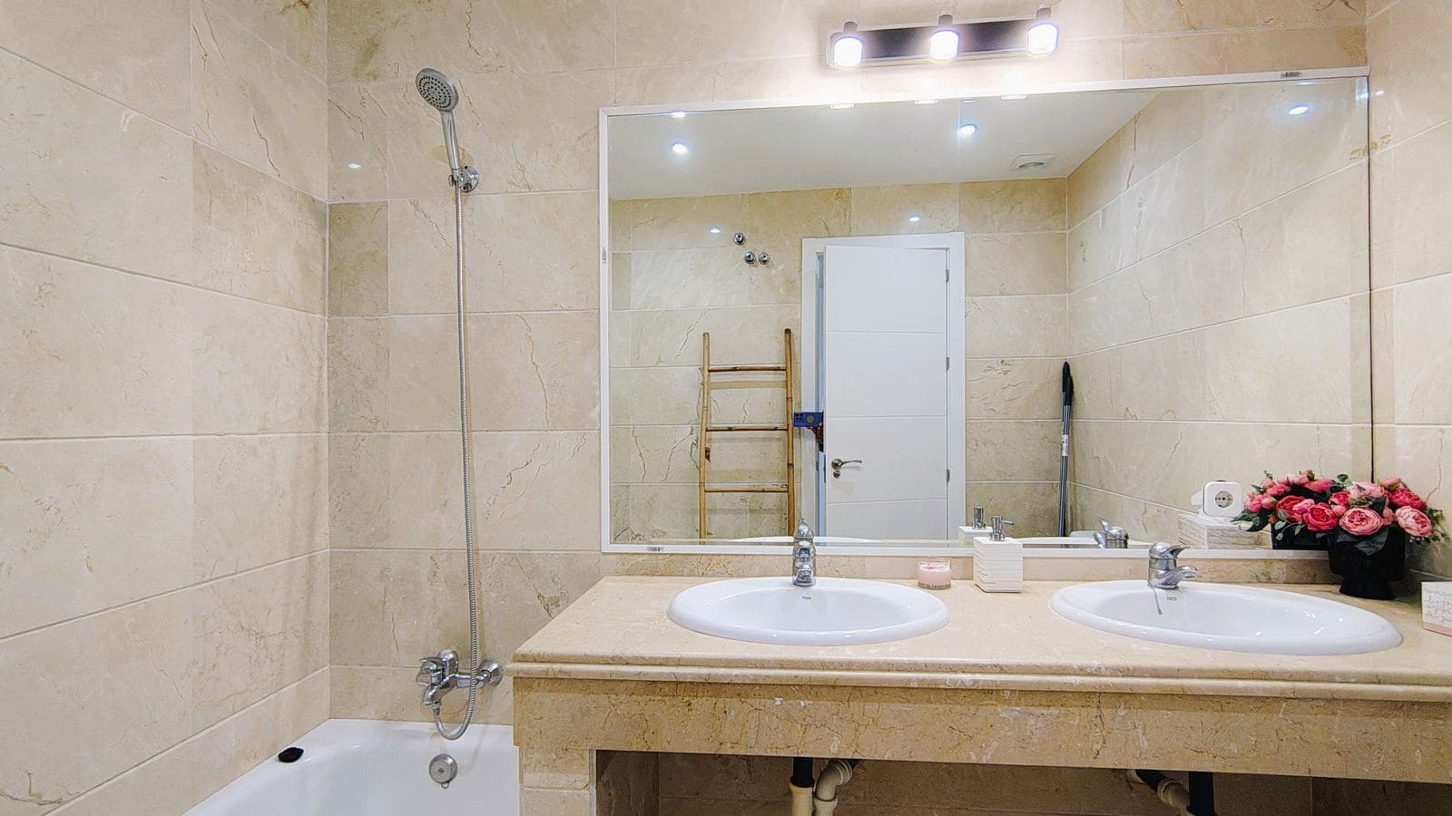 Apartamento de 2 habitaciones en Nueva Andalucia en venta con piscina garaje - 459.000 € (Ref: 10035484)