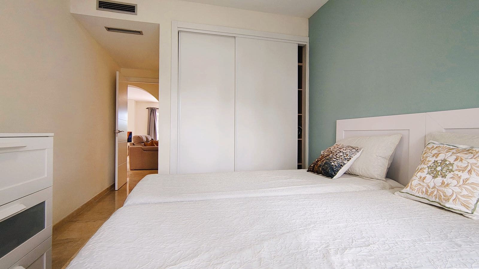 Apartamento de 2 habitaciones en Nueva Andalucia en venta con piscina garaje - 459.000 € (Ref: 10035484)
