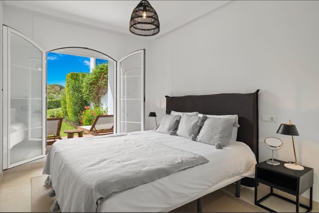 2 bedroom Apartment for sale in Benahavis with pool garage - € 449,000 (Ref: 10037428)