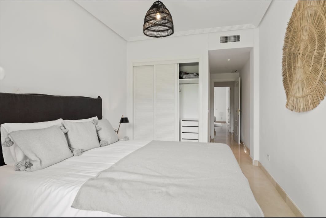 2 bedroom Apartment for sale in Benahavis with pool garage - € 449,000 (Ref: 10037428)