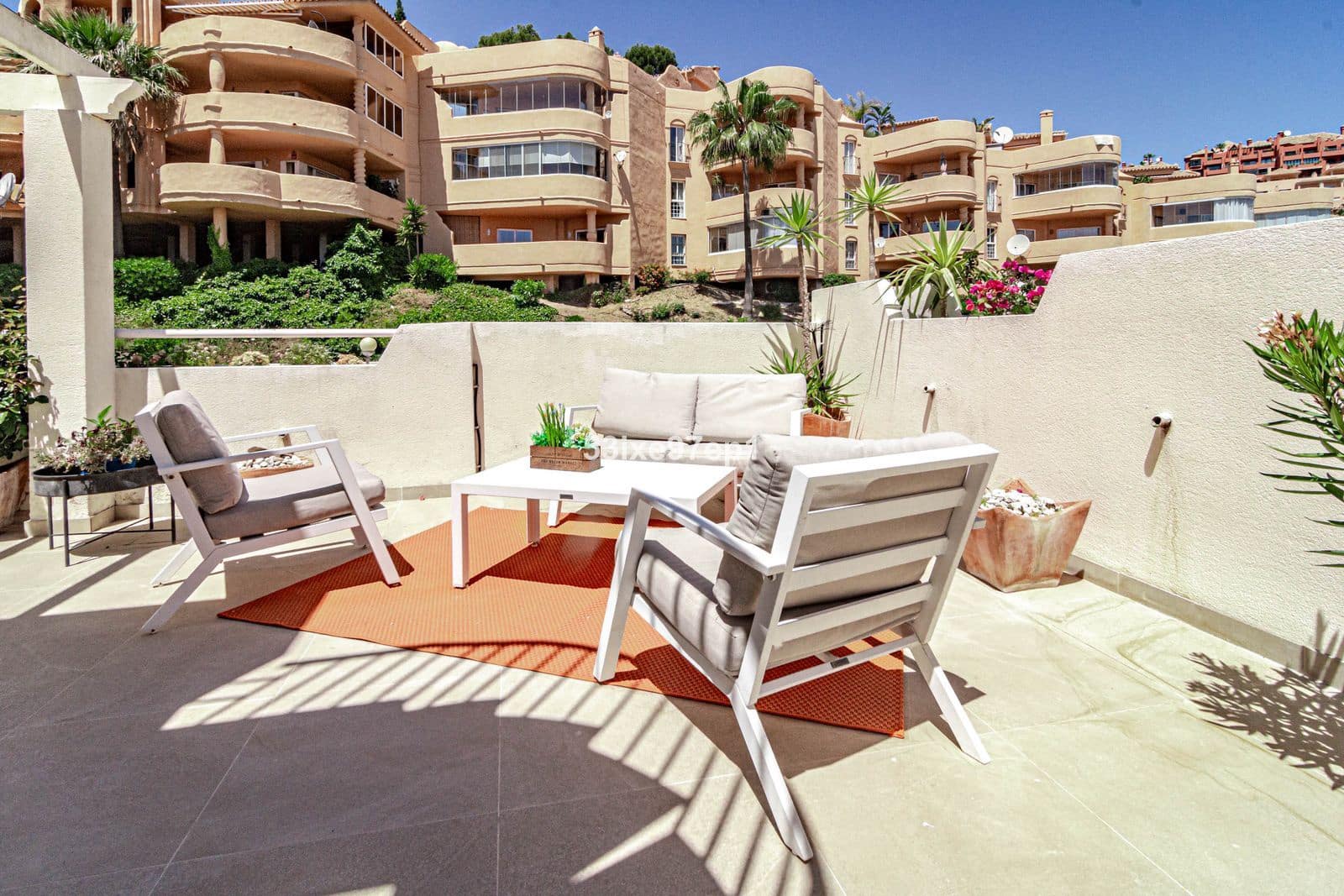 2 bedroom Penthouse for sale in Calahonda with pool garage - € 439,000 (Ref: 10055552)