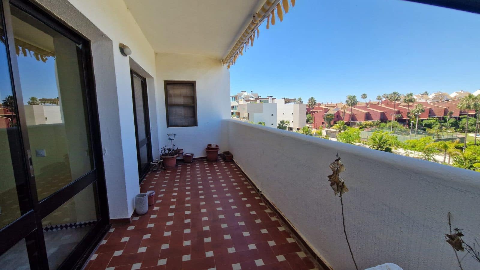 2 bedroom Apartment for sale in Estepona with pool - € 335,000 (Ref: 10062147)