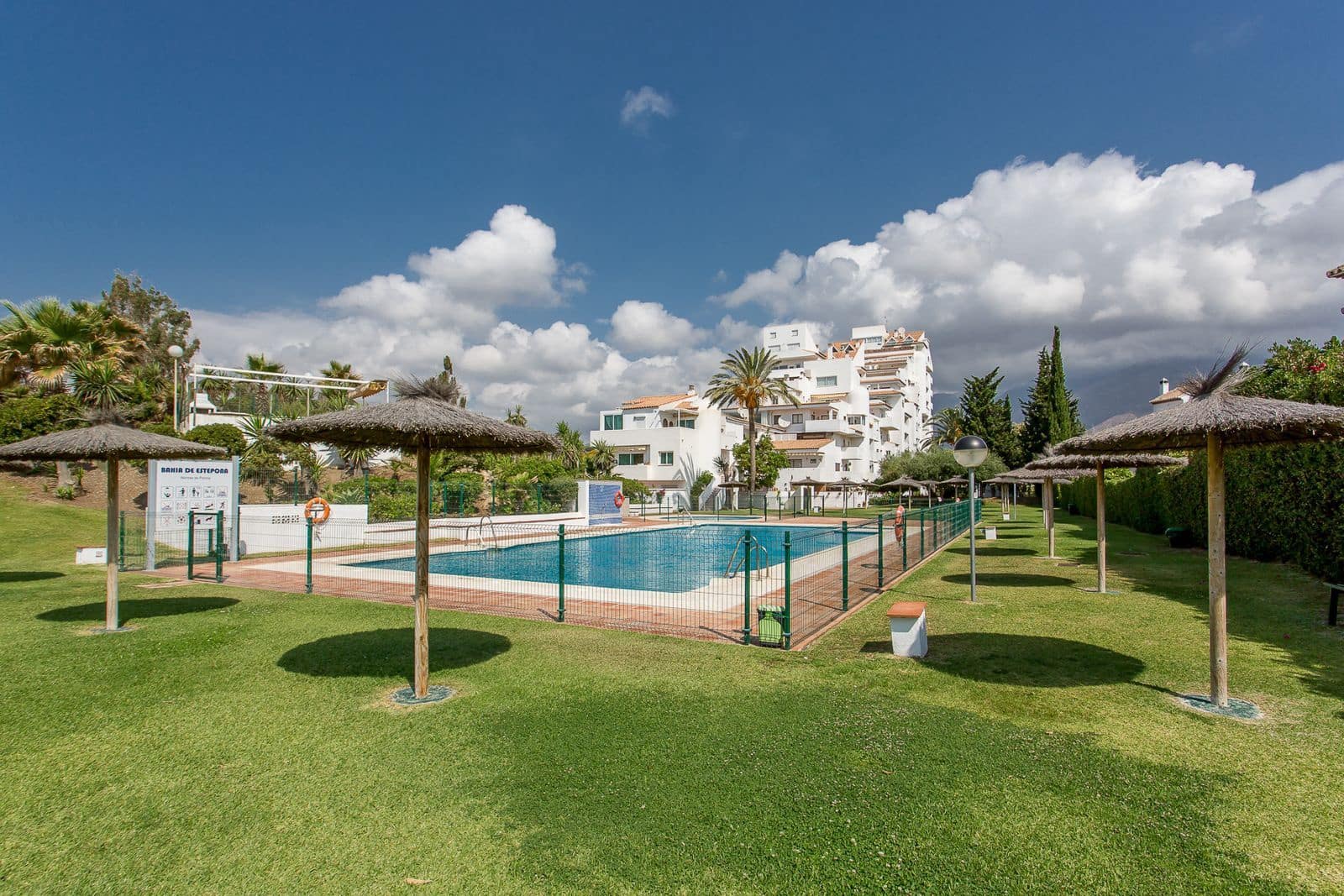 2 bedroom Apartment for sale in Estepona with pool - € 335,000 (Ref: 10062147)