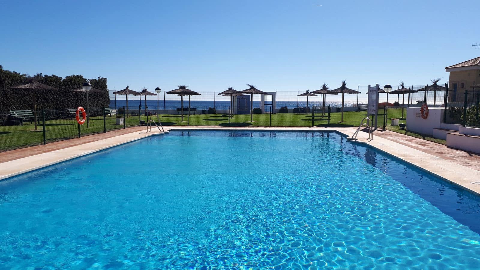 2 bedroom Apartment for sale in Estepona with pool - € 335,000 (Ref: 10062147)