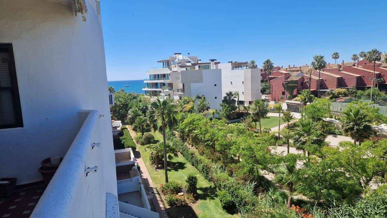 2 bedroom Apartment for sale in Estepona with pool - € 335,000 (Ref: 10062147)