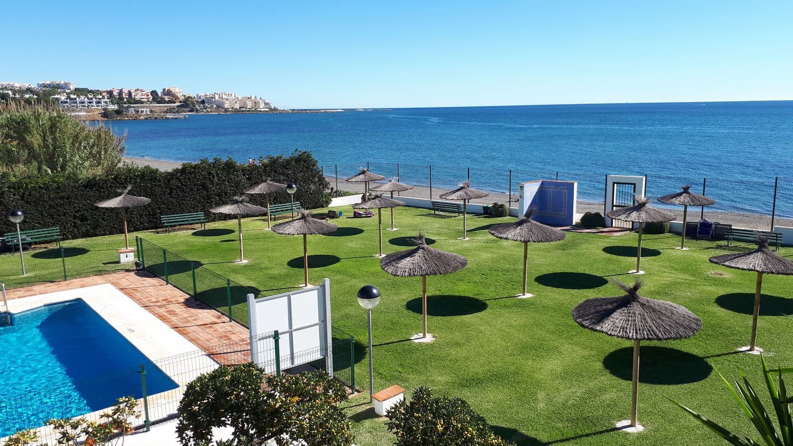 2 bedroom Apartment for sale in Estepona with pool - € 335,000 (Ref: 10062147)