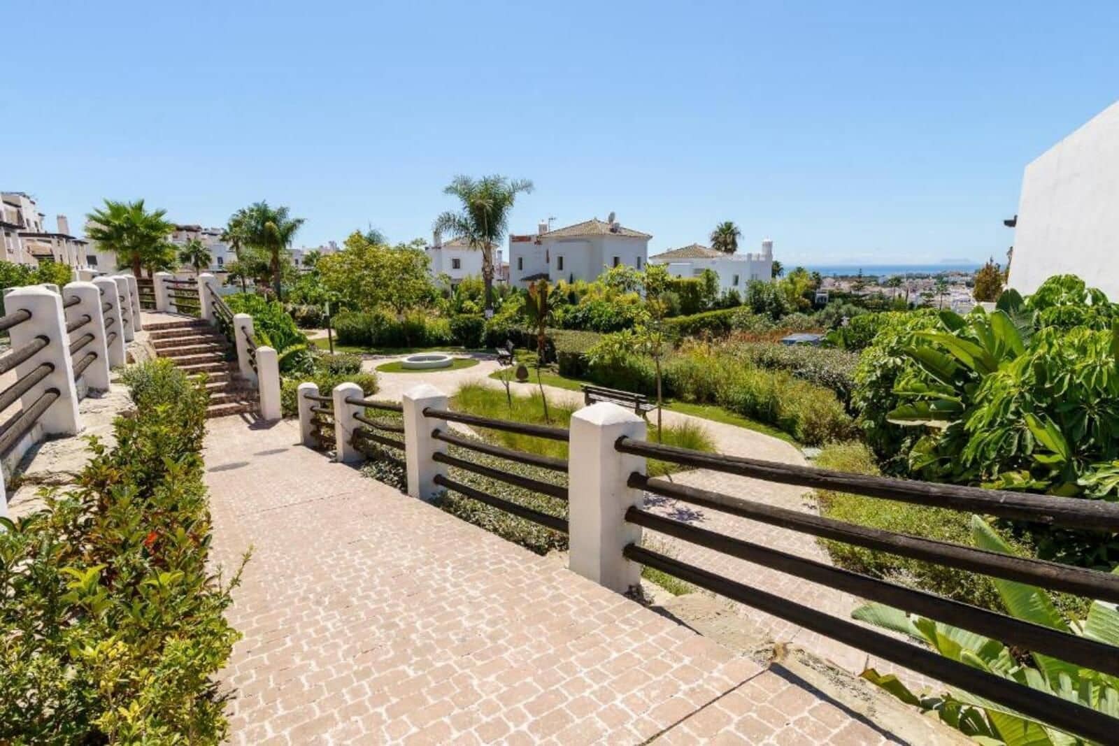 Ático de 2 habitaciones en Estepona en venta con piscina garaje - 450.000 € (Ref: 10065028)