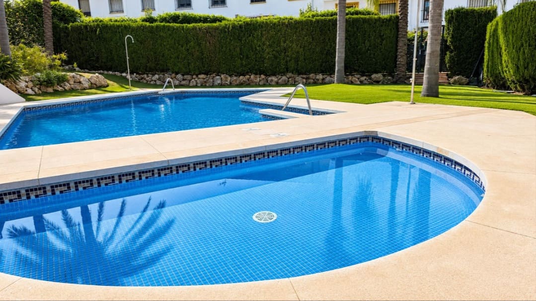 2 makuuhuone Huoneisto myytävänä paikassa Estepona mukana uima-altaan 
autotalli - 320 000 € (Ref: 10070797)
