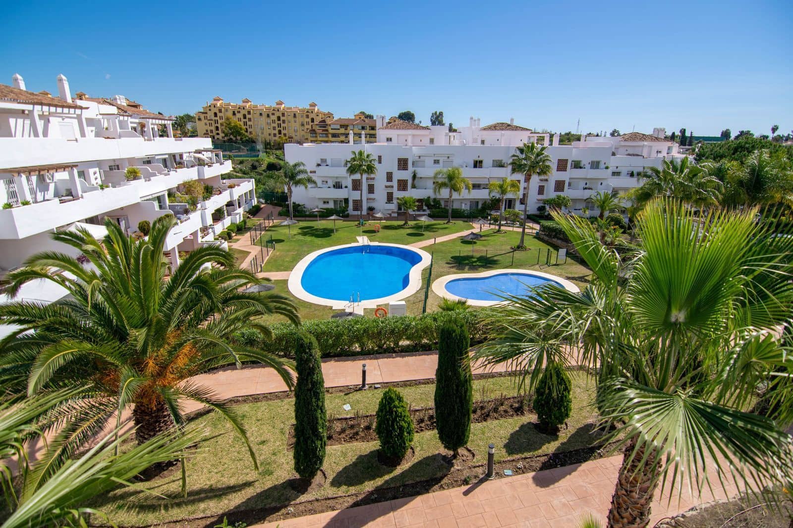 3 sovrum Lägenhet till salu i Estepona med pool garage - 420 000 € (Ref: 10075618)