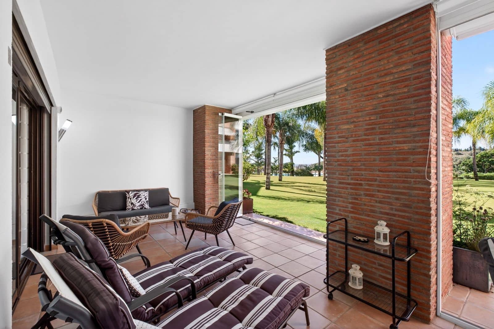 2 Zimmer Apartment zu verkaufen in Estepona mit Pool - 400.000 € (Ref: 10090721)