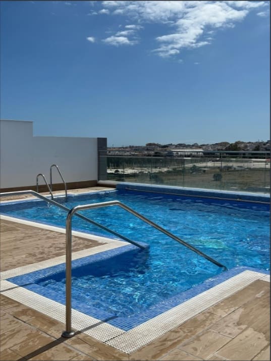Apartamento de 3 habitaciones en Nueva Andalucia en alquiler con piscina garaje - 2.350 € (Ref: 10100807)