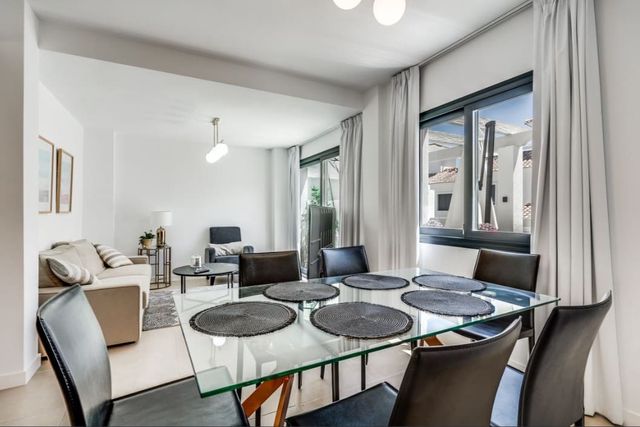 Maison de Ville de 3 chambres à louer à El Paraiso, Estepona avec piscine garage - 3 200 € (Ref: 10118043)