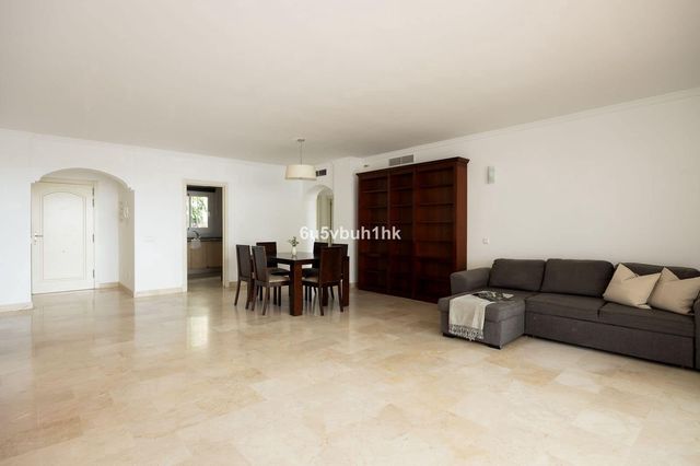Apartamento de 2 habitaciones en Calahonda, Mijas en venta con piscina garaje - 366.000 € (Ref: 10118066)