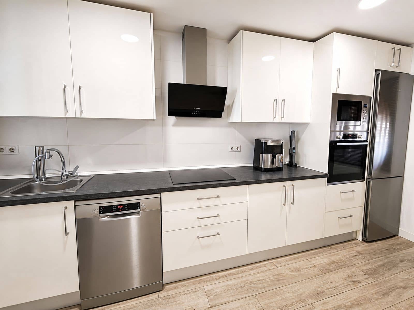 3 sypialnia Apartament na sprzedaż w La Duquesa / Puerto de la Duquesa z basenem - 424 000 € (Ref: 10120854)