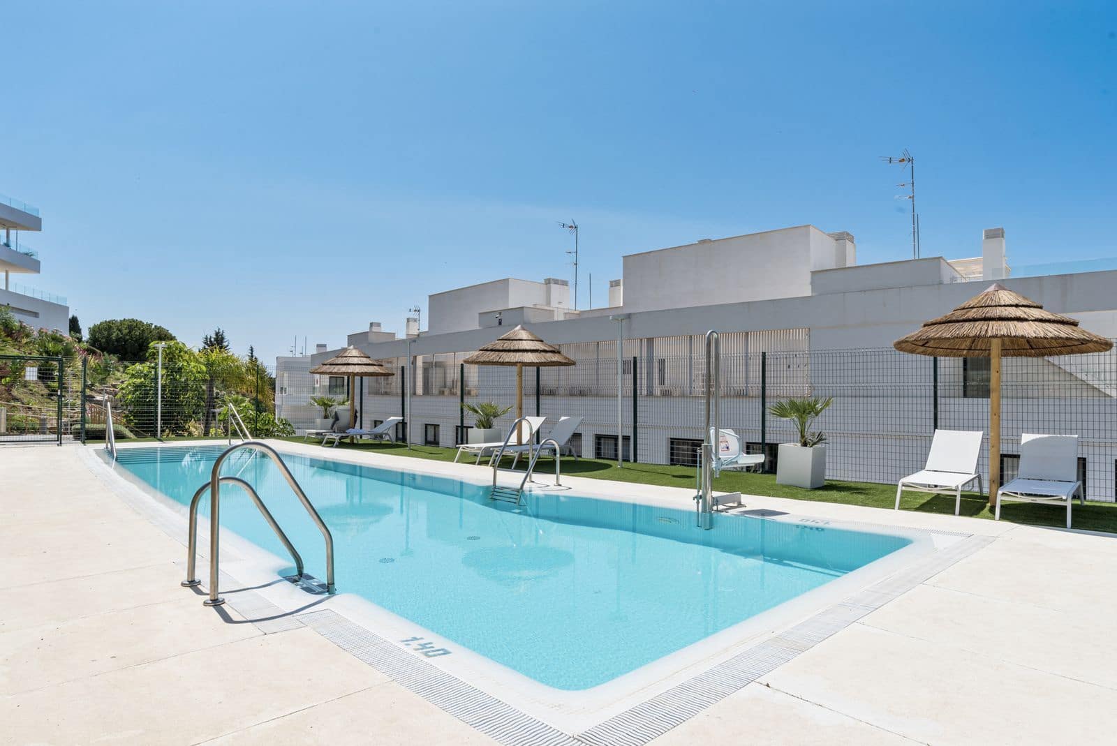 Apartamento de 2 habitaciones en Estepona en venta con piscina garaje - 420.000 € (Ref: 10147086)