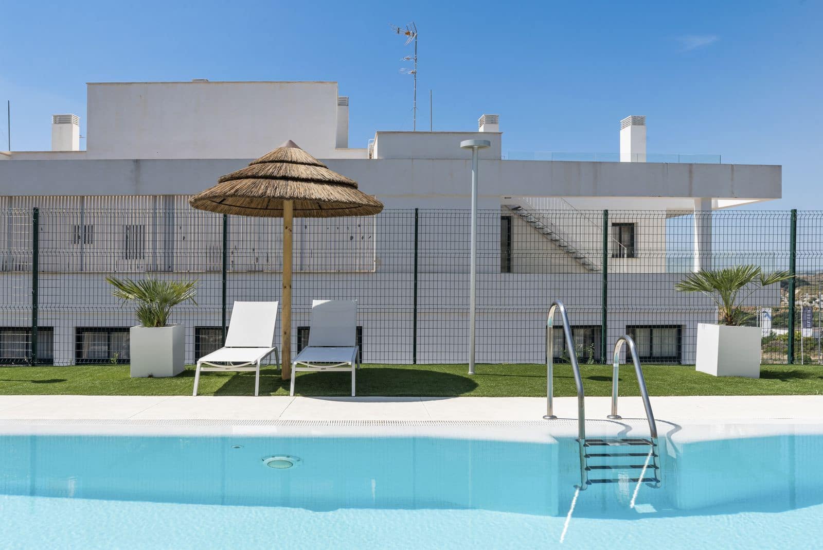 Apartamento de 2 habitaciones en Estepona en venta con piscina garaje - 420.000 € (Ref: 10147086)