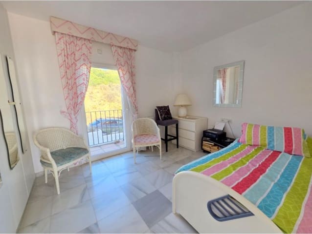 3 quarto Apartamento para venda em La Duquesa / Puerto de la Duquesa, Manilva com piscina - 315 000 € (Ref: 10147096)