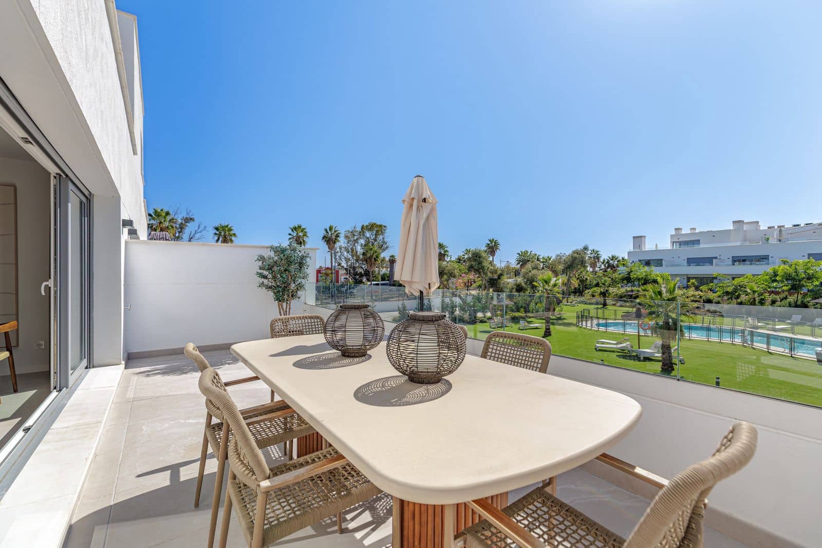 2 makuuhuone Huoneisto myytävänä paikassa Estepona mukana uima-altaan 
autotalli - 475 000 € (Ref: 10147098)