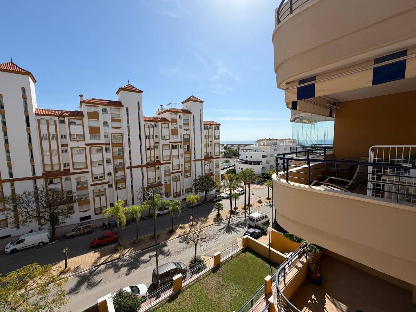 2 makuuhuone Huoneisto myytävänä paikassa Estepona mukana uima-altaan 
autotalli - 360 000 € (Ref: 10148104)