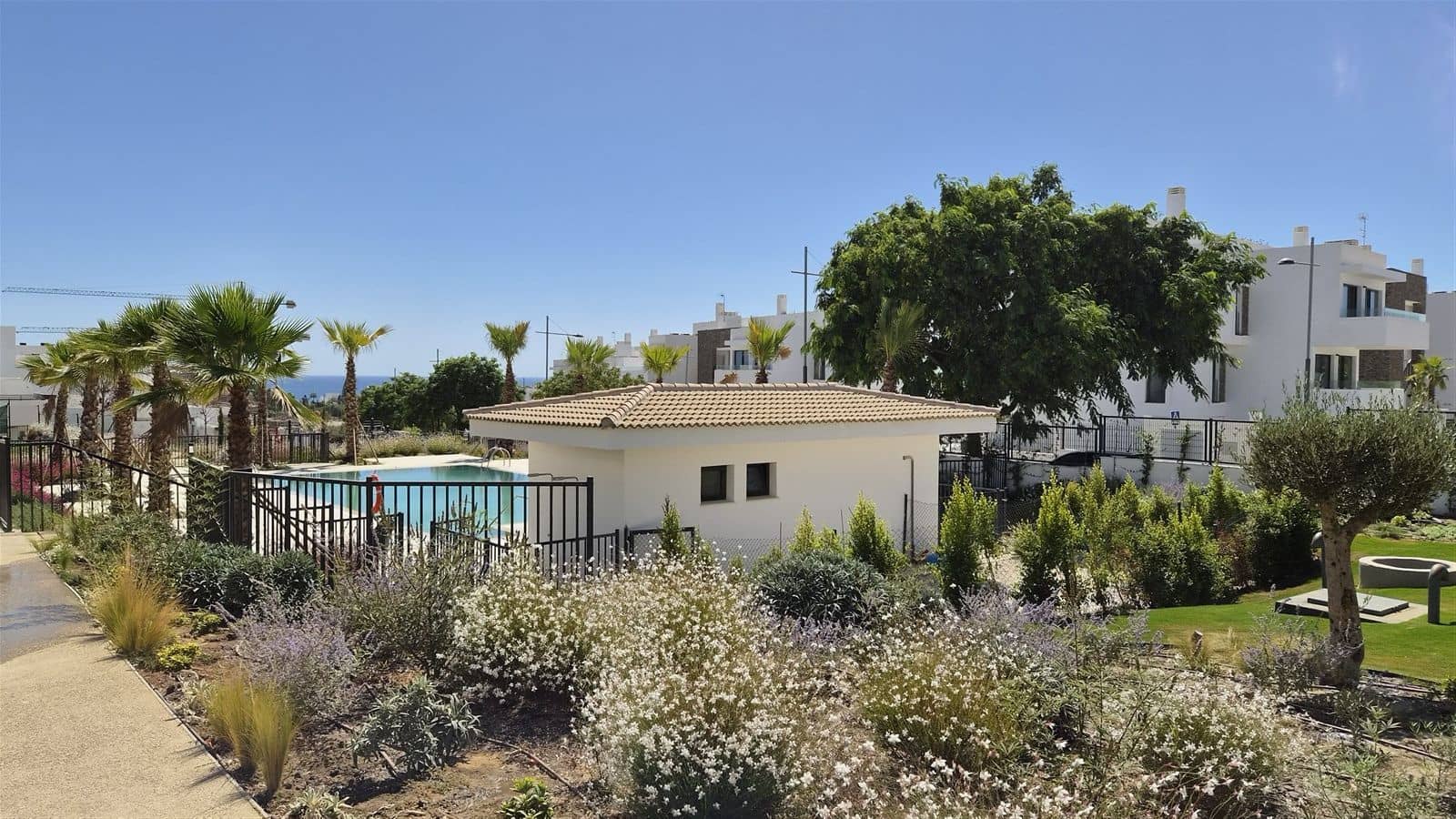 2 slaapkamer Appartement te koop in Estepona met zwembad garage - € 495.000 (Ref: 10148115)