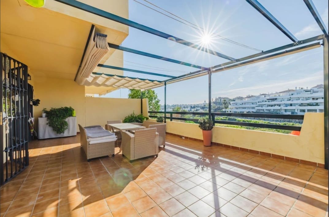 Apartamento de 2 habitaciones en Estepona en venta con piscina garaje - 398.000 € (Ref: 10149328)