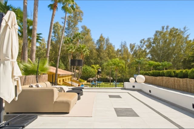 2 bedroom Apartment for sale in Nueva Andalucía Centro, Marbella with pool garage - € 489,000 (Ref: 10153943)