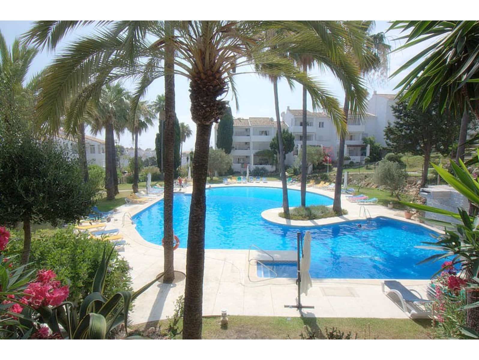 3 sypialnia Apartament na sprzedaż w La Duquesa / Puerto de la Duquesa z basenem - 315 000 € (Ref: 10154002)