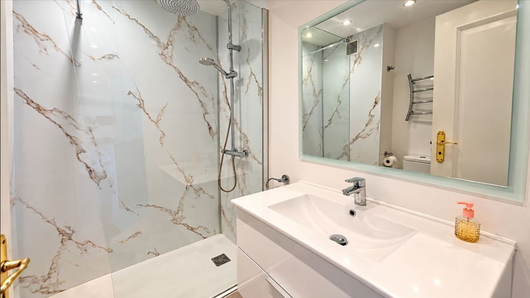 2 chambre Appartement à vendre à La Duquesa / Puerto de la Duquesa avec piscine - 320 000 € (Ref: 10156754)