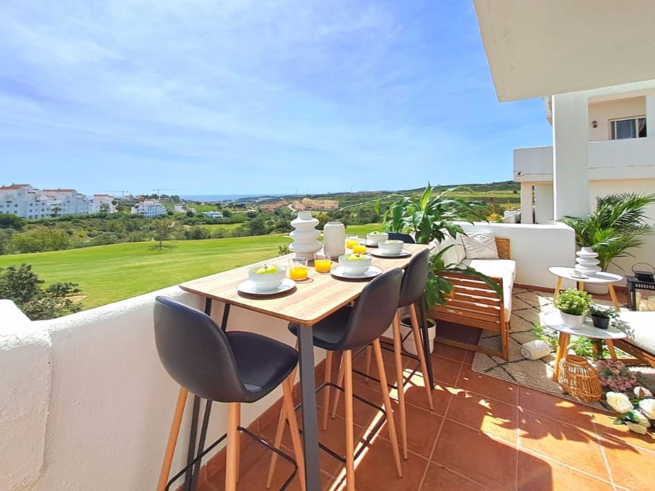 Apartamento de 2 habitaciones en Estepona en venta con piscina garaje - 319.500 € (Ref: 10156764)