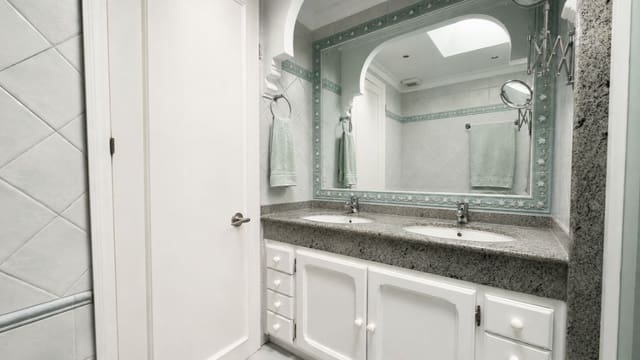 3 quarto Apartamento para arrendar em Estepona com piscina - 2 800 € (Ref: 10158523)