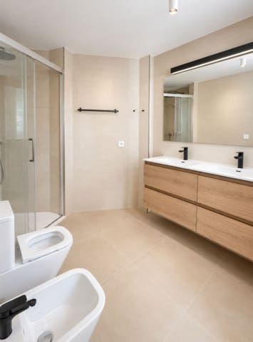 3 soveværelse Byhus til leje i El Paraiso, Estepona med swimmingpool garage - € 3.000 (Ref: 10158525)