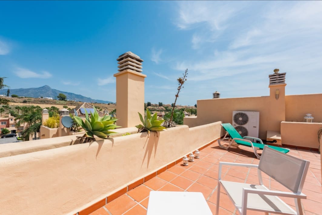 4 soveværelse Semi-Rækkehus til salg i Nueva Andalucia med swimmingpool garage - € 495.000 (Ref: 10159655)