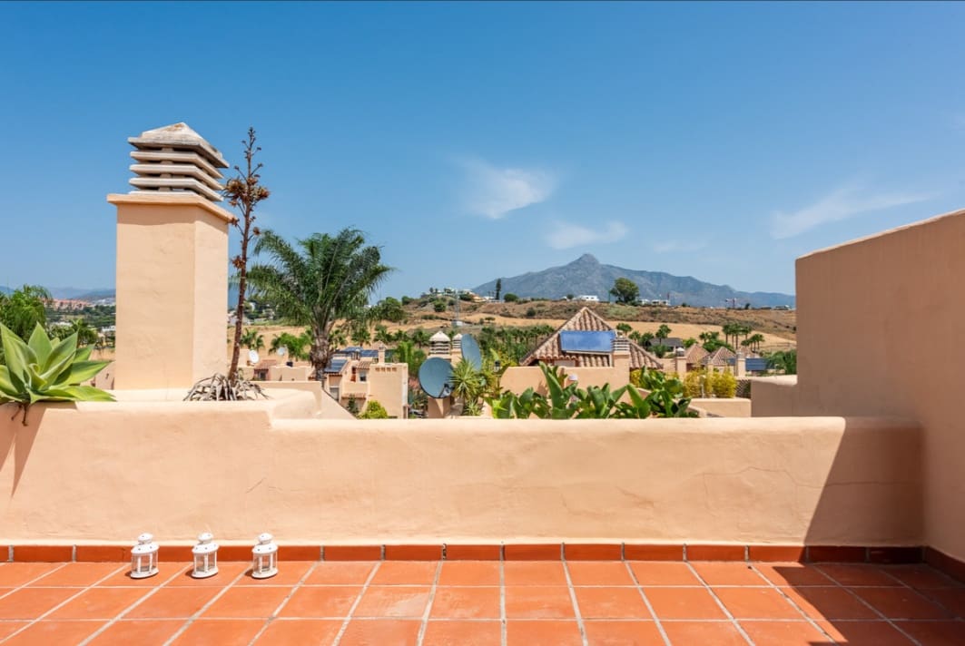 4 soveværelse Semi-Rækkehus til salg i Nueva Andalucia med swimmingpool garage - € 495.000 (Ref: 10159655)