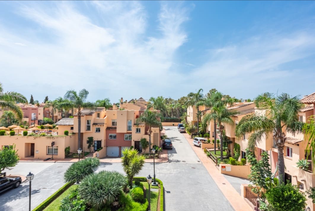 4 soveværelse Semi-Rækkehus til salg i Nueva Andalucia med swimmingpool garage - € 495.000 (Ref: 10159655)