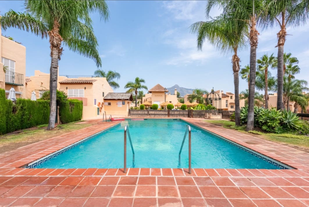 4 soveværelse Semi-Rækkehus til salg i Nueva Andalucia med swimmingpool garage - € 495.000 (Ref: 10159655)