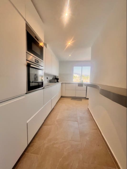 2 slaapkamer Appartement te huur in Estepona met zwembad garage - € 2.000 (Ref: 10161877)