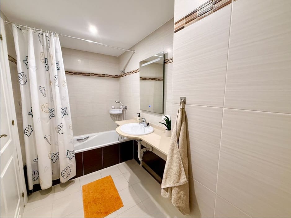 2 soveværelse Lejlighed til salg i La Duquesa / Puerto de la Duquesa med garage - € 350.000 (Ref: 10162478)