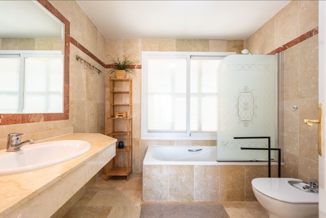 4 sovrum Semi-fristående Villa till salu i Nueva Andalucia med pool garage - 495 000 € (Ref: 10163333)