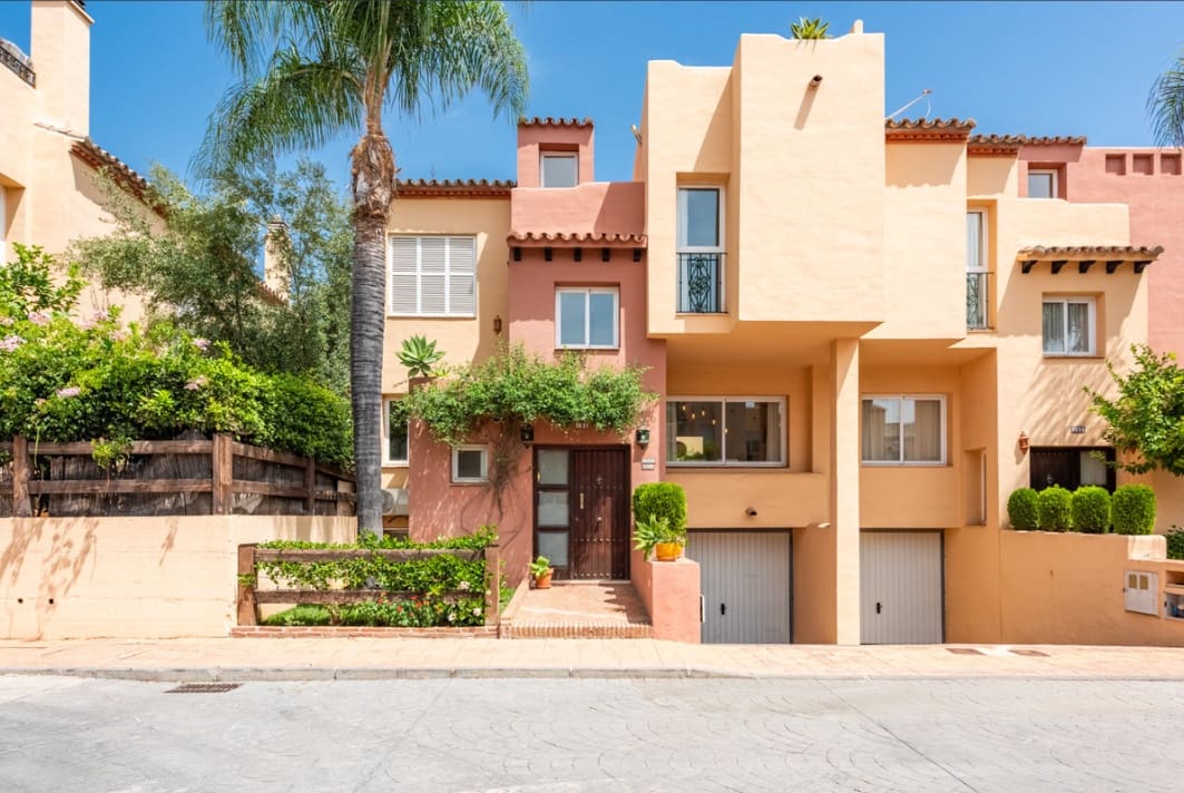 4 sovrum Semi-fristående Villa till salu i Nueva Andalucia med pool garage - 495 000 € (Ref: 10163333)