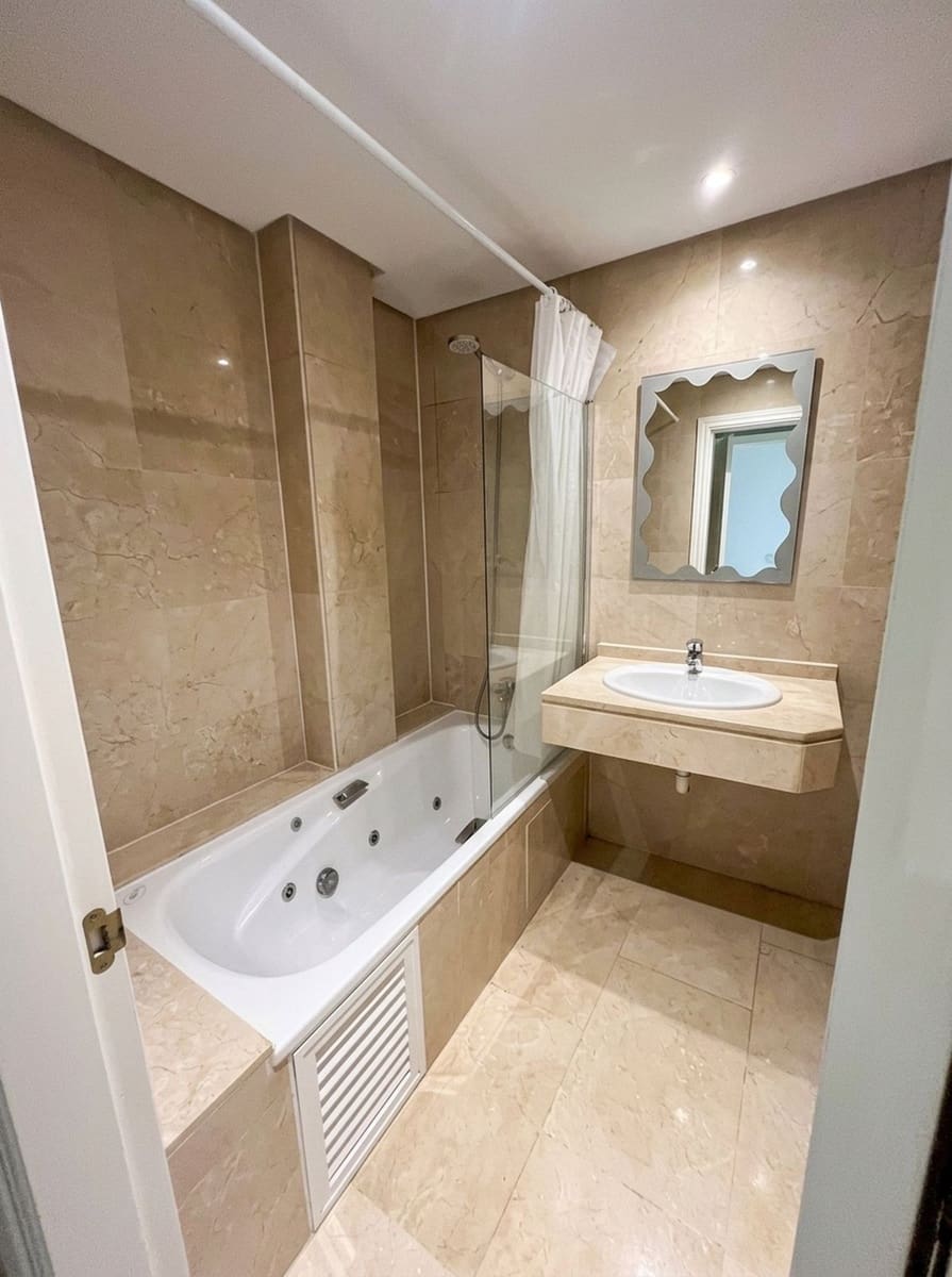 2 bedroom Apartment for sale in La Duquesa / Puerto de la Duquesa with pool garage - € 295,000 (Ref: 10163485)