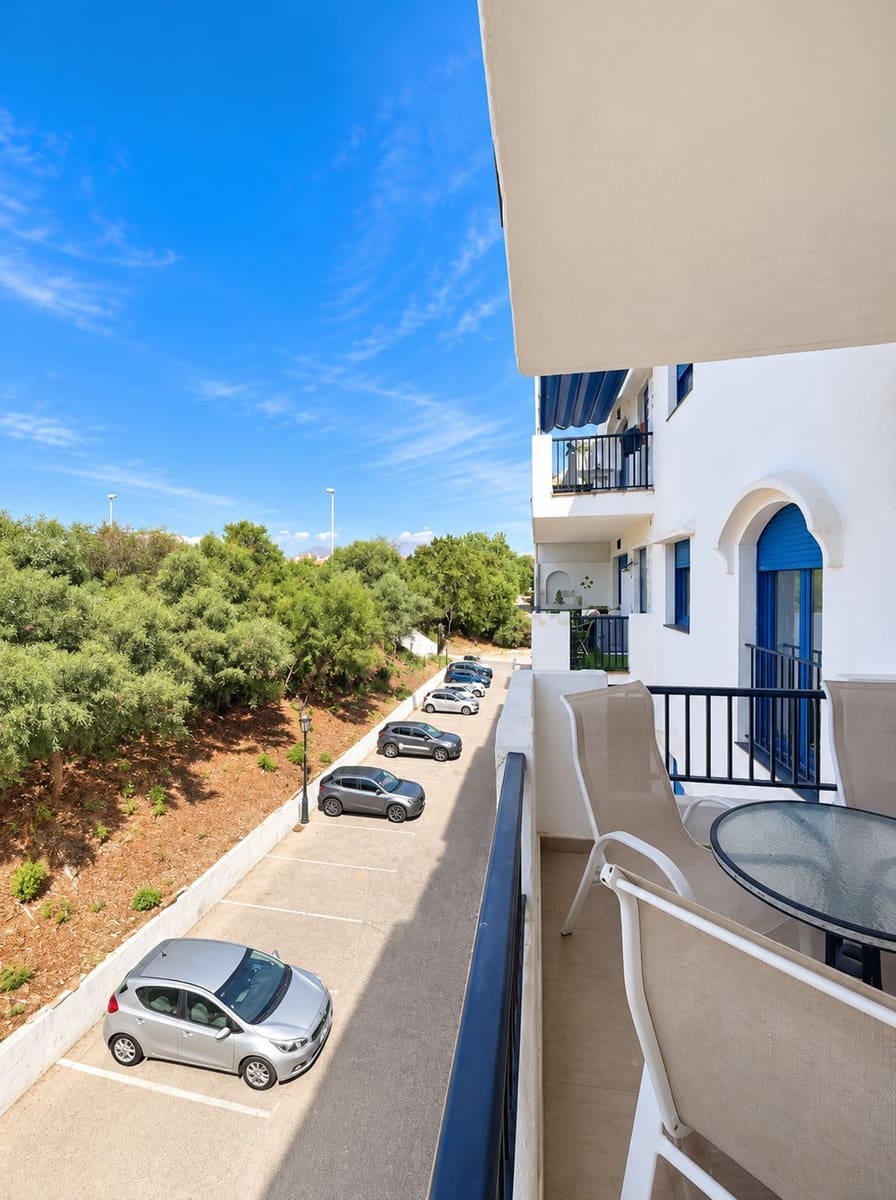 2 bedroom Apartment for sale in La Duquesa / Puerto de la Duquesa with pool garage - € 295,000 (Ref: 10163485)