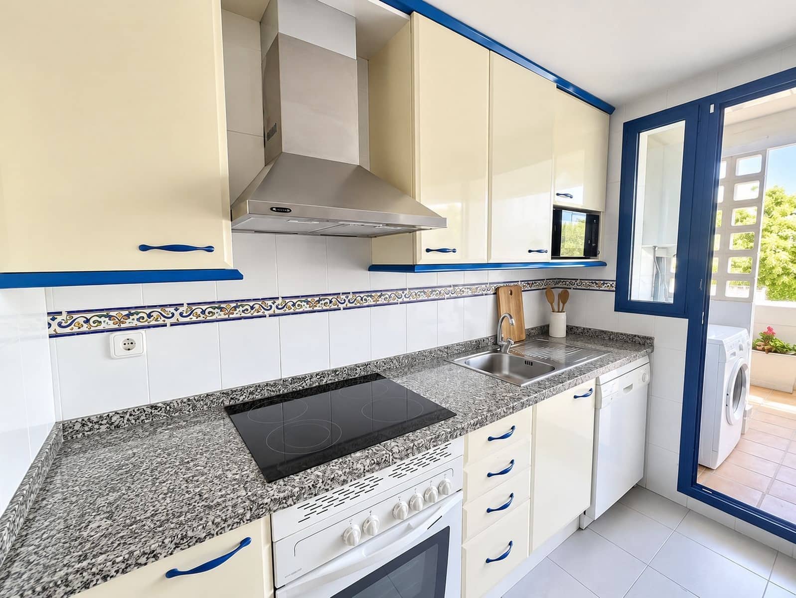 2 bedroom Apartment for sale in La Duquesa / Puerto de la Duquesa with pool garage - € 295,000 (Ref: 10163485)