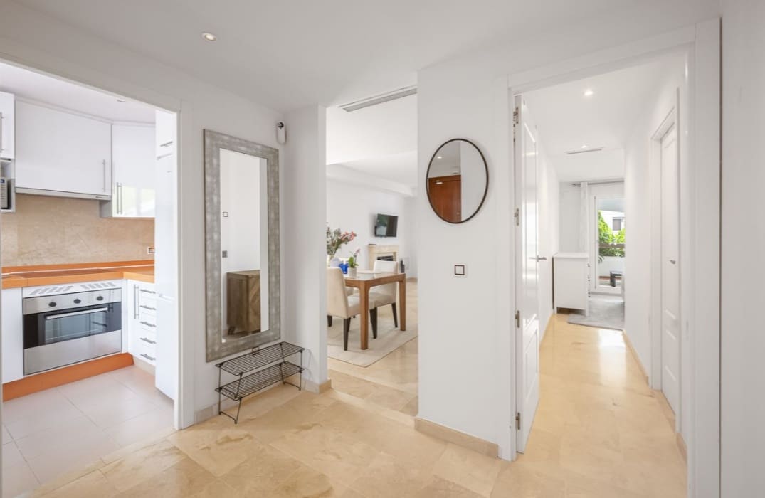 Appartement de 2 chambres à louer à Nueva Andalucia avec piscine - 2 500 € (Ref: 10164989)