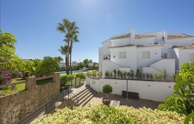 Appartement de 2 chambres à louer à Nueva Andalucia, Marbella avec piscine - 2 500 € (Ref: 10164989)
