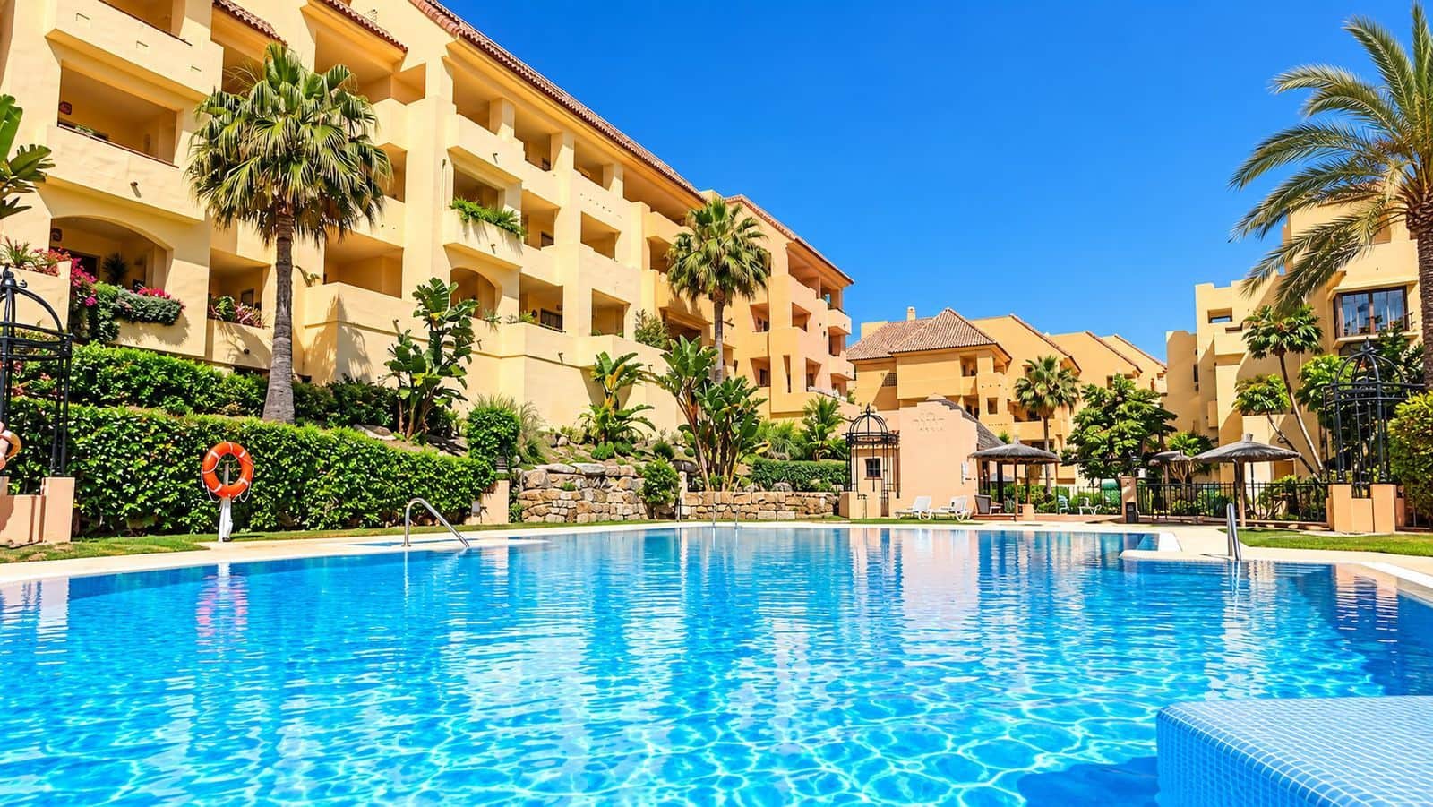 2 makuuhuone Kattohuoneisto myytävänä paikassa La Duquesa / Puerto de la Duquesa mukana uima-altaan 
autotalli - 320 000 € (Ref: 10166710)