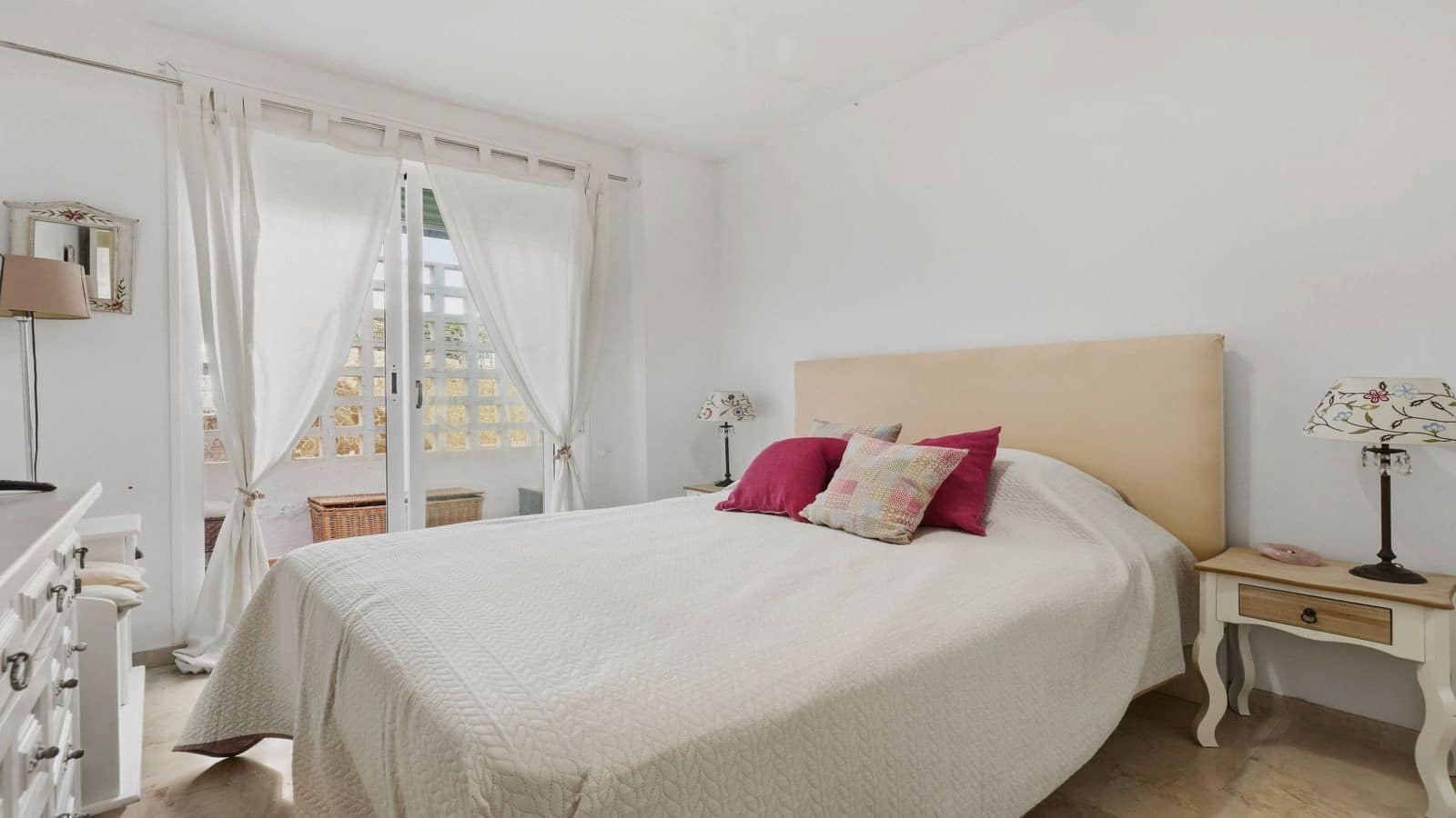 2 makuuhuone Huoneisto myytävänä paikassa La Duquesa / Puerto de la Duquesa mukana uima-altaan 
autotalli - 315 000 € (Ref: 10172211)