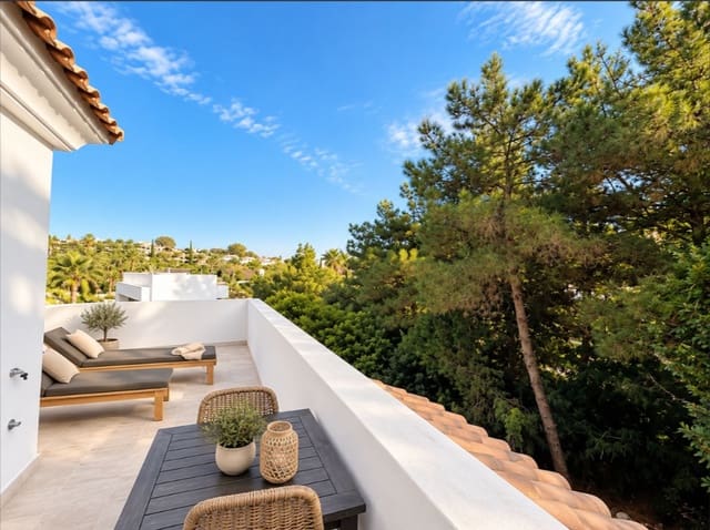 3 soverom Hus til salgs i El Paraiso, Estepona med svømmebasseng garasje - € 3 000 (Ref: 10173772)