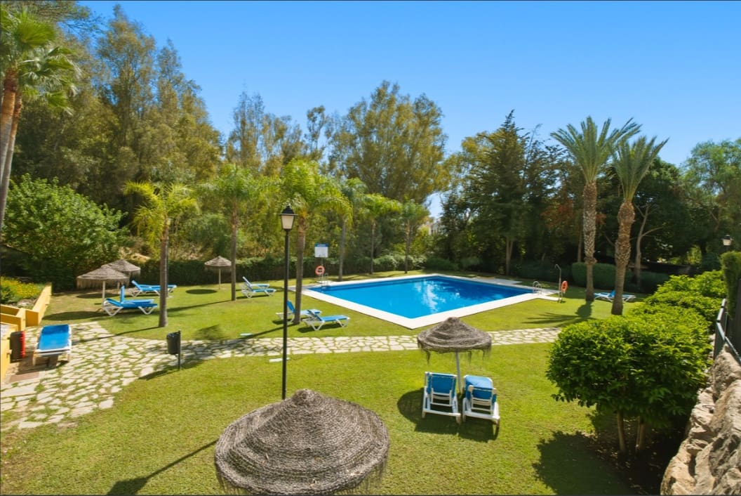2 soveværelse Lejlighed til salg i Nueva Andalucia med swimmingpool garage - € 489.000 (Ref: 10173779)
