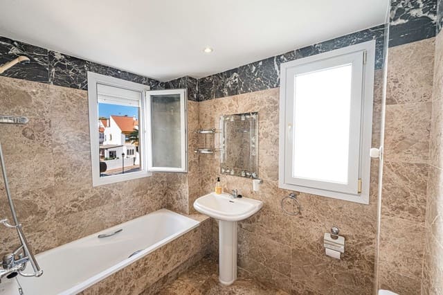 3 bedroom Apartment for sale in Estepona with pool garage - € 385,000 (Ref: 10173782)